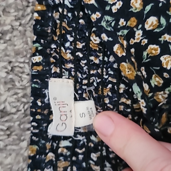 2 STUNNING CROP TOPS FLORAL AND RIBBED KNIT HALTER - Picture 4 of 11